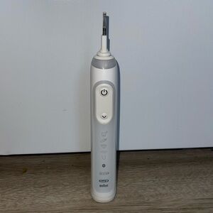 Oral-B Genius X Electric Toothbrush Base White D706 Used Working Condition
